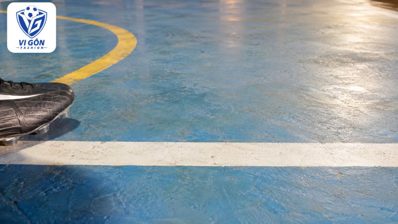 sân futsal nền cứng không hợp đinh FG